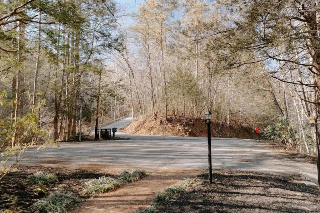 Cabin With Treehouse Views, 3 King Beds, 4 Bunks, And Large Hot Tub! Gatlinburg Zewnętrze zdjęcie