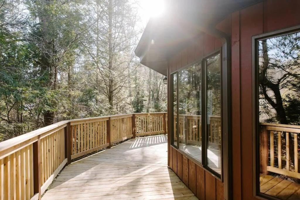 Cabin With Treehouse Views, 3 King Beds, 4 Bunks, And Large Hot Tub! Gatlinburg Zewnętrze zdjęcie